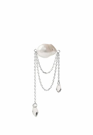 Perla barroca conectada a tres cadenas de plata, cada una terminando en un colgante de cristal facetado y transparente.