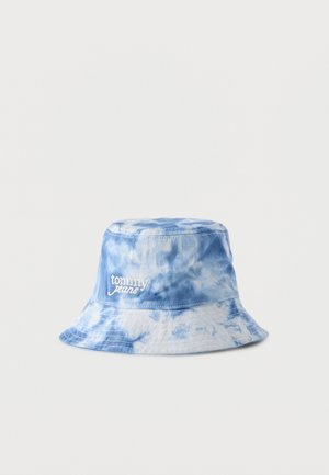 Chapeau bob tie-dye bleu et blanc avec le logo "tommy jeans" brodé sur le devant, présenté sur un fond blanc uni.