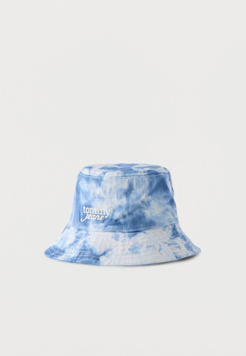 Μπλε και λευκό καπέλο τύπου bucket με σχέδιο tie-dye και κεντημένο λογότυπο "tommy jeans" στο μπροστινό μέρος, το οποίο παρουσιάζεται πάνω σε λευκό, απλό φόντο.