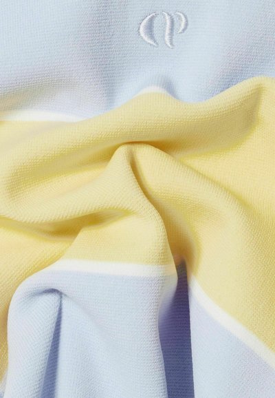 Tessuto lavorato a maglia in azzurro chiaro e giallo con righe bianche. Presenta una superficie testurizzata e un logo ricamato nell'angolo in alto a sinistra.