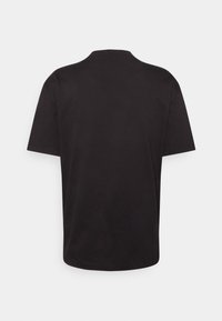 T-shirt nera a maniche corte in cotone, con un classico collo rotondo e una texture liscia, caratterizzata da un design semplice sul retro.