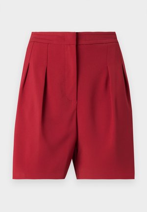 Rode op maat gemaakte shorts met plooien, gemaakt van een soepele stof. Kenmerkt zich door een gestructureerde tailleband en strakke lijnen, waardoor een verfijnde silhouet wordt gecreëerd.