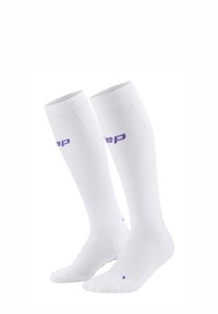 Weiße Kompressionssocken mit einem strukturierten Design, geripptem Material und einem lila Logo. Knielange Socken mit verstärkter Zehen- und Ferse.