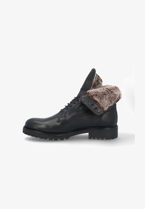 Bota de cuero negro con un suave cuello forrado de piel, diseño con cordones y suela de goma resistente. Presenta acentos texturizados en contraste cerca de la abertura.
