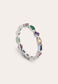 Anillo de plata con un diseño abstracto y ondulado, que presenta piedras preciosas de múltiples colores: verde, púrpura, azul, naranja y rosa en formas irregulares.