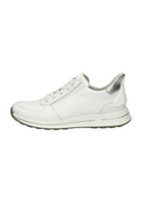 Witte leren sneakers hebben een gladde textuur, een ronde neus, vetersluiting en een metallic zilveren accent op de hak. Rubberen loopzool.