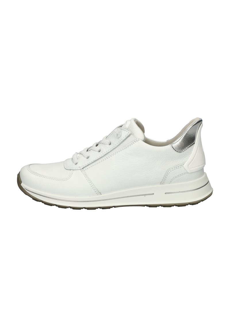 Witte leren sneakers hebben een gladde textuur, een ronde neus, vetersluiting en een metallic zilveren accent op de hak. Rubberen loopzool.