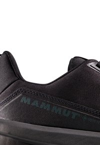 Calzature nere con tomaia testurizzata, cuciture rinforzate e logo. Sole in gomma liscia con un tacco leggermente rialzato.