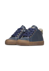 Sneakers in pelle blu con lacci blu navy, suole in gomma e bordo inferiore beige. Presentano una cerniera laterale e un colletto imbottito per il comfort.