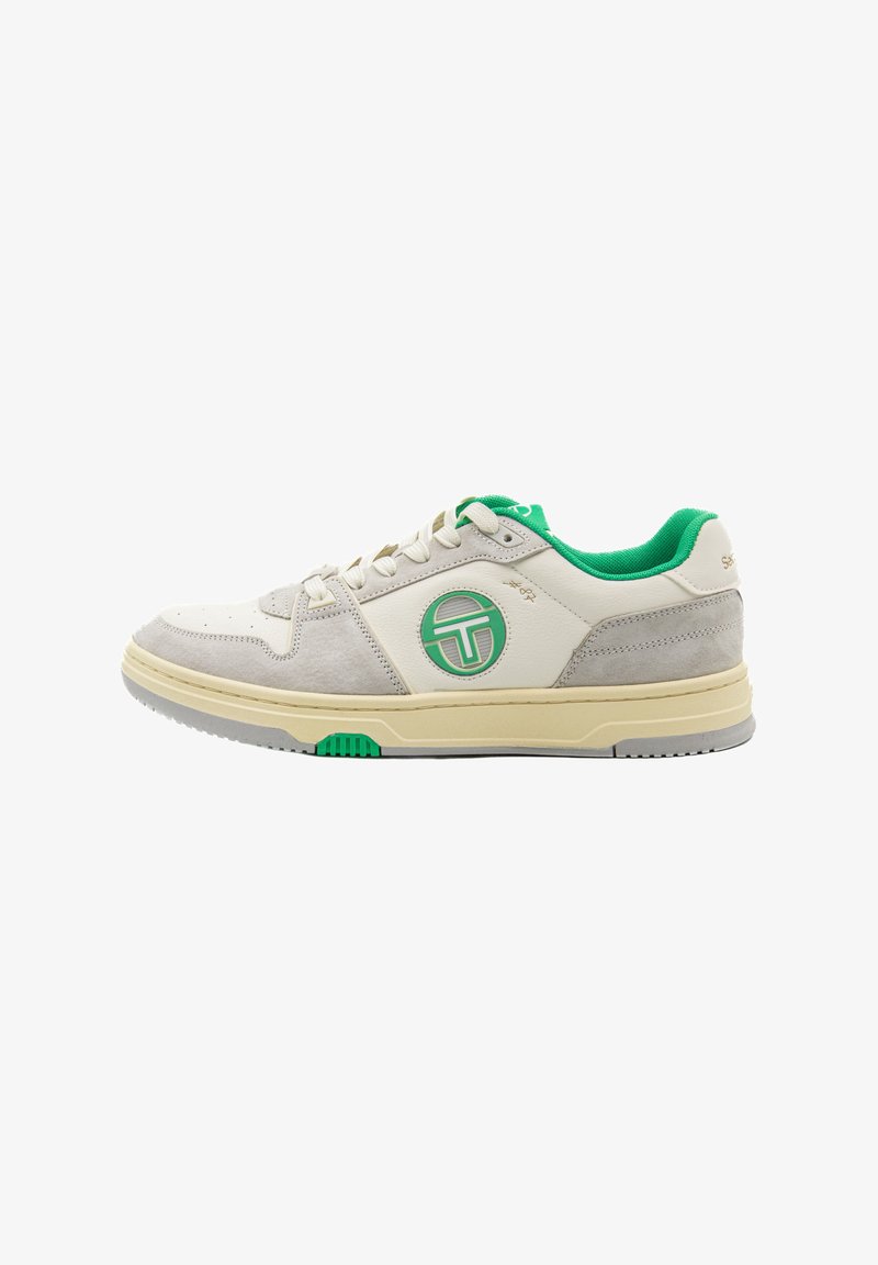 Sneakers met een wit leren bovenwerk, lichtgrijze suède accenten, groene details en een circulair logo; met een dikke zool en vetersluiting.