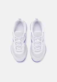 Hvite nett sneakers med lilla detaljer, med polstret krage, seks snøringer og en teksturert såle. Rent design med logo-detalj.