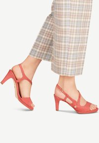 Tamaris SANDALETTE - Riemensandalette - pale ruby