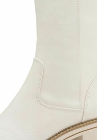 Marco Tozzi Plateaulaarzen - ivory