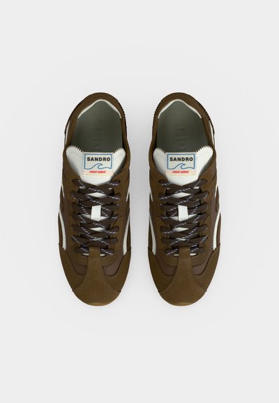 Καφέ sneakers από σουέντ και δέρμα με λευκές λεπτομέρειες, μαύρα κορδόνια και ετικέτα «SANDRO Light Wave» στη γλώσσα, από πάνω.