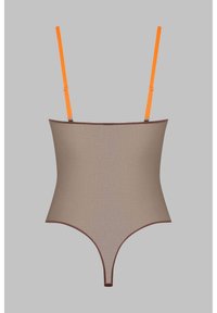 Bodysuit marron avec une texture en maille fine, mettant en valeur des bretelles spaghetti orange et des finitions marron. Conception ajustée avec un dos en thong.