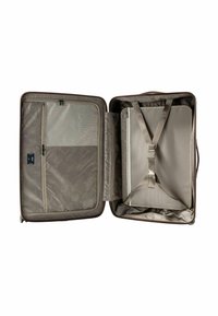 Bruine bagage met een gestructureerde buitenkant, voorzien van een ruim interieur, meerdere vakken en verstelbare riemen voor organisatie.