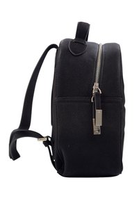 Zaino in pelle nera con superficie testurizzata, chiusura con zip e spallacci regolabili. Dispone di una tasca anteriore con un tirazip decorativo.