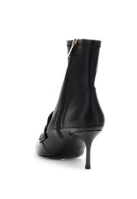 Stivaletto in pelle nera con tacco alto, chiusura con zip e intricato dettaglio intrecciato sulla punta. Texture liscia e forma snella.