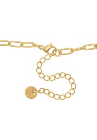 Collar de cadena de oro con eslabones alargados, cierre de langosta y un charm redondo y texturizado en una cadena ajustable.