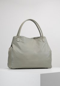 Duża szara skórzana torebka o zaokrąglonym kształcie, z podwójnymi uchwytami i gładką teksturą. Minimalistyczny design, bez widocznych elementów metalowych ani wzorów.