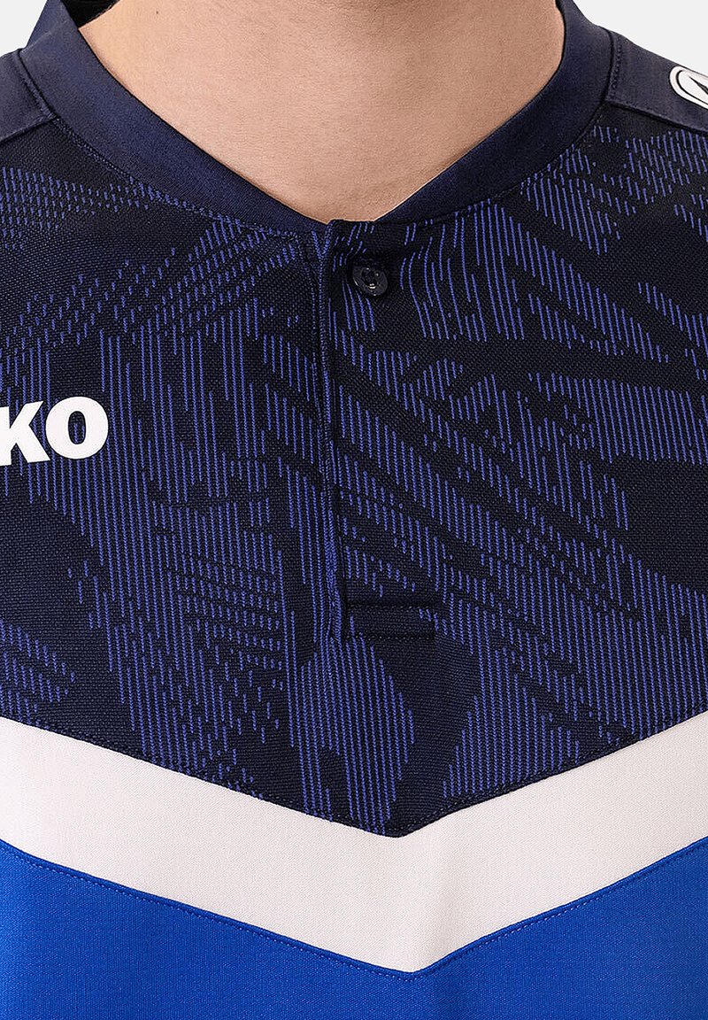 Blaues Poloshirt mit einem gemusterten marineblauen Oberteil, weißen Akzenten und zwei Knöpfen am Kragen. Verfügt über einen strukturierten Stoff und ein Logo auf der linken Seite.