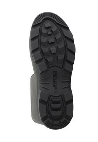 Zwarte rubberen schoenzool met een robuust profiel, met "TRAVELIN" en maat "42" op de middenzool geperst. Glad, grijs bovenrand.