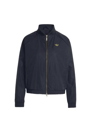 Chaqueta azul marino con cremallera, puños y dobladillo elásticos, cuello alto y pequeño logo dorado de Adidas en el pecho izquierdo.