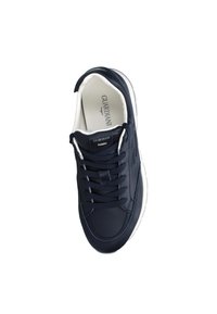 Sneaker in pelle blu navy con dettagli bianchi, punta tonda, chiusura con lacci, colletto imbottito, con logo del marchio sulla soletta.