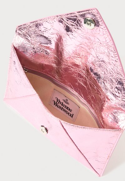 Pasta de mão metálica rosa com uma superfície texturizada. Possui um fecho de pressão e um bolso interior com fecho. O rótulo diz "Vivienne Westwood."