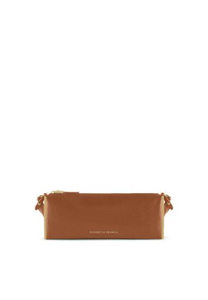 Borsa a tracolla rettangolare in pelle marrone con accessori dorati e cerniera, con il nome del brand Elisabetta Franchi in rilievo.