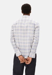 Camicia a quadri da uomo in colori chiari con tonalità di blu e bianco, maniche lunghe e orlo dritto. Tessuto texture e vestibilità comoda.