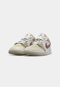 Jordan AIR JORDAN 1 LOW - Trainers - summit white/red sepia/desert khaki/light khaki/coconut milk