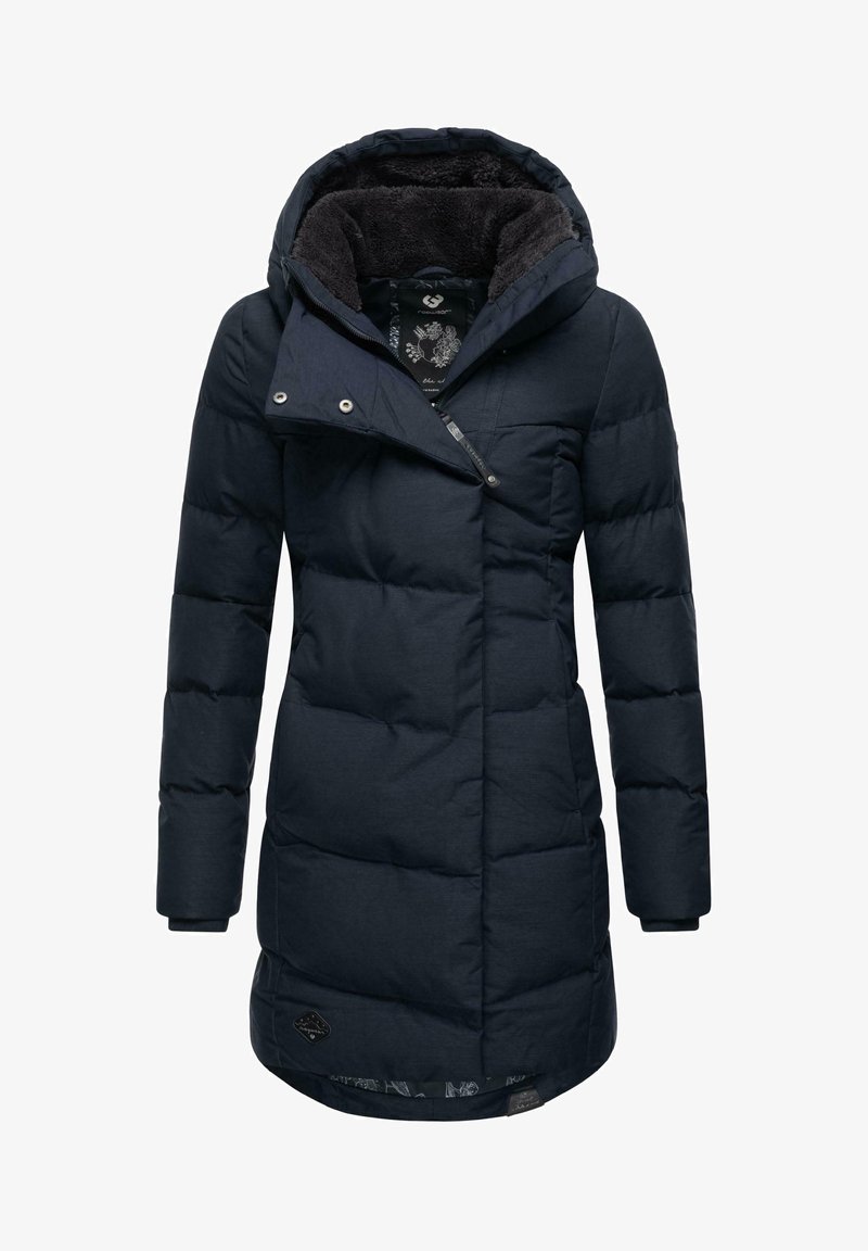 Granatowa kurtka puchowa z kapturem, posiadająca pikowaną konstrukcję, kontrastowe, futrzane wnętrze oraz skośny, asymetryczny zamek błyskawiczny.