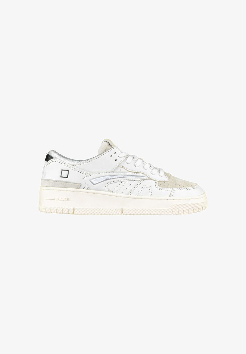 Sneakers bianchi in pelle con punta beige testurizzata, dettagli argento, lavorazione traforata e suola bianca spessa. Design minimalista.