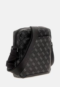 Borsa a tracolla nera con un design testurizzato e un motivo logo ripetuto, chiusura con zip e tracolla regolabile.