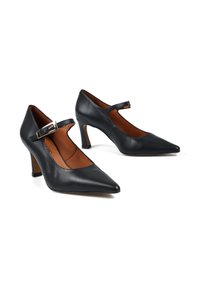 Czarne skórzane buty na wysokim obcasie z wąskim noskiem i paskiem na kostce, o gładkiej fakturze i brązowym wnętrzu.