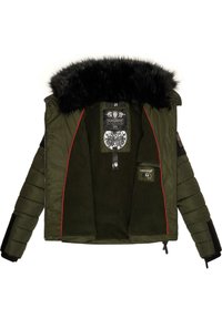 Giacca imbottita verde scuro con colletto in pelliccia sintetica nera, bordini rossi e interni soffici. Include il logo del marchio e due tasche interne.