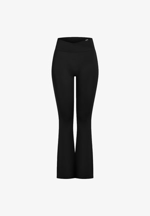 Pantalon flared noir en tissu extensible avec un design de taille croisée. Texture lisse et coupe jusqu'à la cheville. Pas de logos ni de motifs visibles.