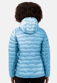 Lichtblauwe gewatteerde jas met een quilted ontwerp, afneembare capuchon en waterafstotende stof. Kenmerken zijn onder andere ritszakken en elastische manchetten.