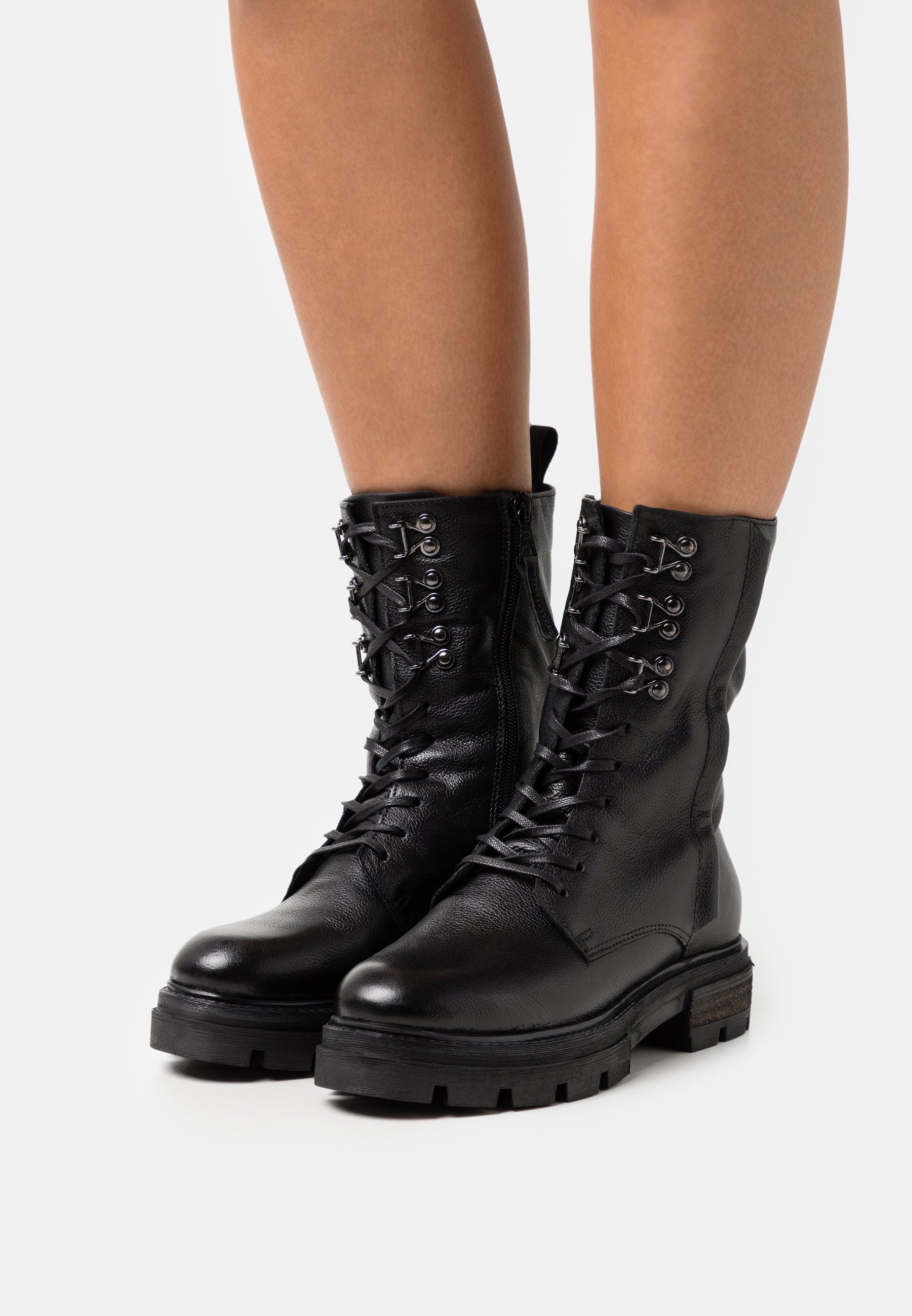 Botines Tacón Negros De Piel Con Detalles Metalizados Y Serpiente Mjus |  Querol