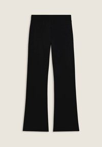 Pantalones acampanados negros hechos de una tela suave y elástica. Presentan una cinturilla ancha y bordes doblados. Sin patrones ni adornos visibles.