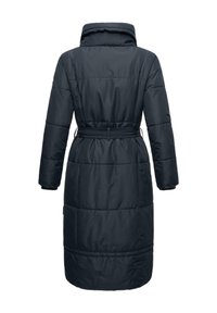 Marineblauer Steppmantel mit hohem Kragen, langen Ärmeln, tailliertem Gürtel und horizontalem Steppmuster. Mit glatter, matter Oberfläche.