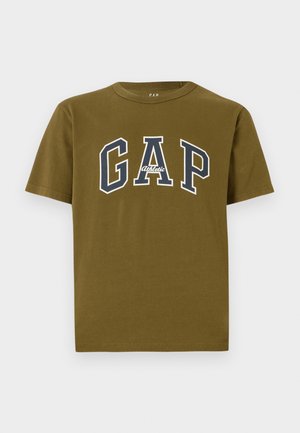 T-shirt en coton vert olive à manches courtes, avec un logo "GAP" blanc et bleu marine et le texte "Athletic" au centre.