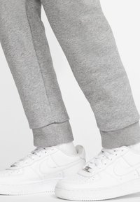 Nike Sportswear CLUB PANT UNISEX - Träningsbyxor - grey