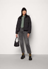 Pieces PCJAMILLA SHORT PUFFER JACKET - Jachetă de iarnă - black