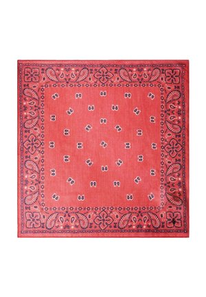 Bandana carré rouge avec des motifs paisley et floraux noirs et blancs le long de la bordure et des petits motifs dispersés au centre.