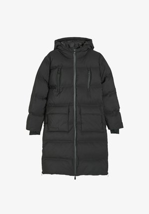 Czarna puchowa kurtka z kapturem, z zamkiem błyskawicznym, dwiema zamykanymi na zamek kieszeniami na piersi oraz dwiema dużymi kieszeniami z przodu; pikowana tekstura.