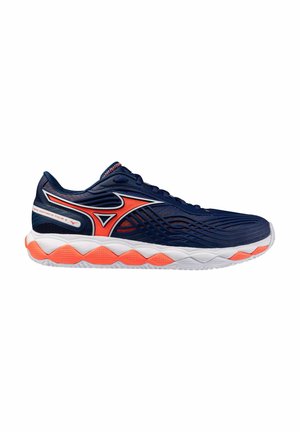 Scarpa da corsa blu scuro e arancione con suola bianca e arancione decorata, chiusura con lacci davanti e design a onde sulla parte superiore.