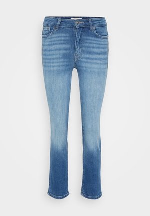 Denim jeans in een lichtblauwe gradient, met een klassiek vijf-pocket ontwerp, rechte benen en een licht vervaagde textuur aan de zoom.