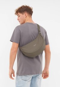 Larkson SOLVEIG MEDIUM HALF MOON - Taška cez plece - gravel